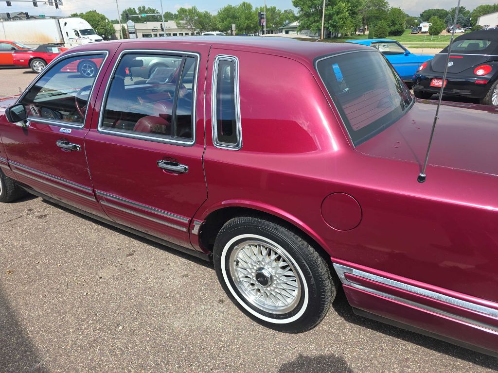 1993 Lincoln Town Car Image 16