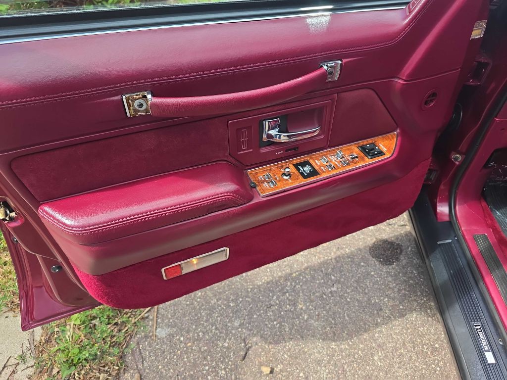 1993 Lincoln Town Car Image 34
