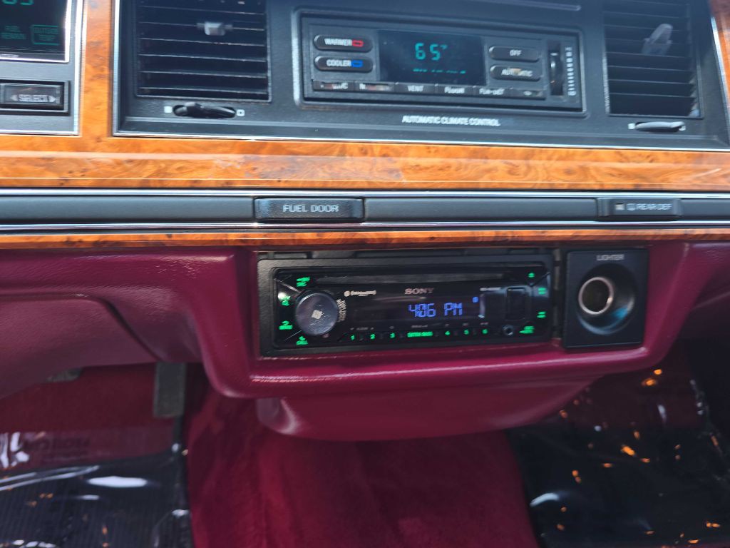 1993 Lincoln Town Car Image 39