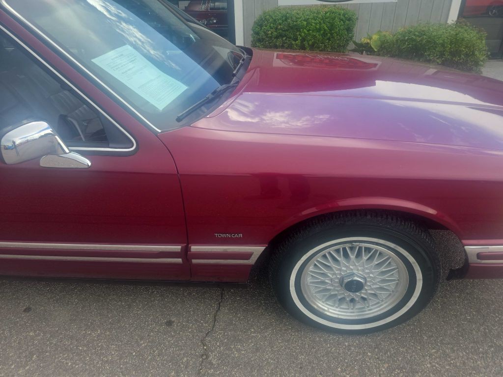 1993 Lincoln Town Car Image 4