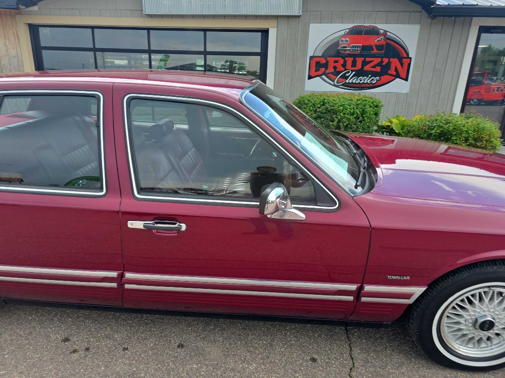 1993 Lincoln Town Car Image 8