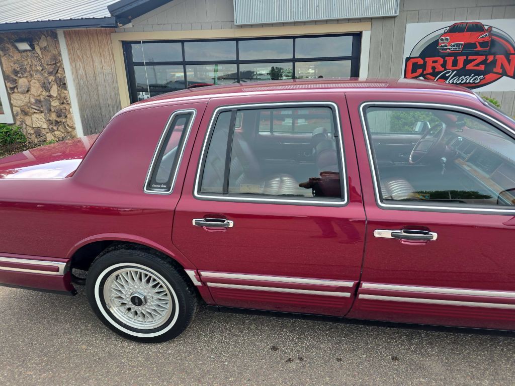 1993 Lincoln Town Car Image 9