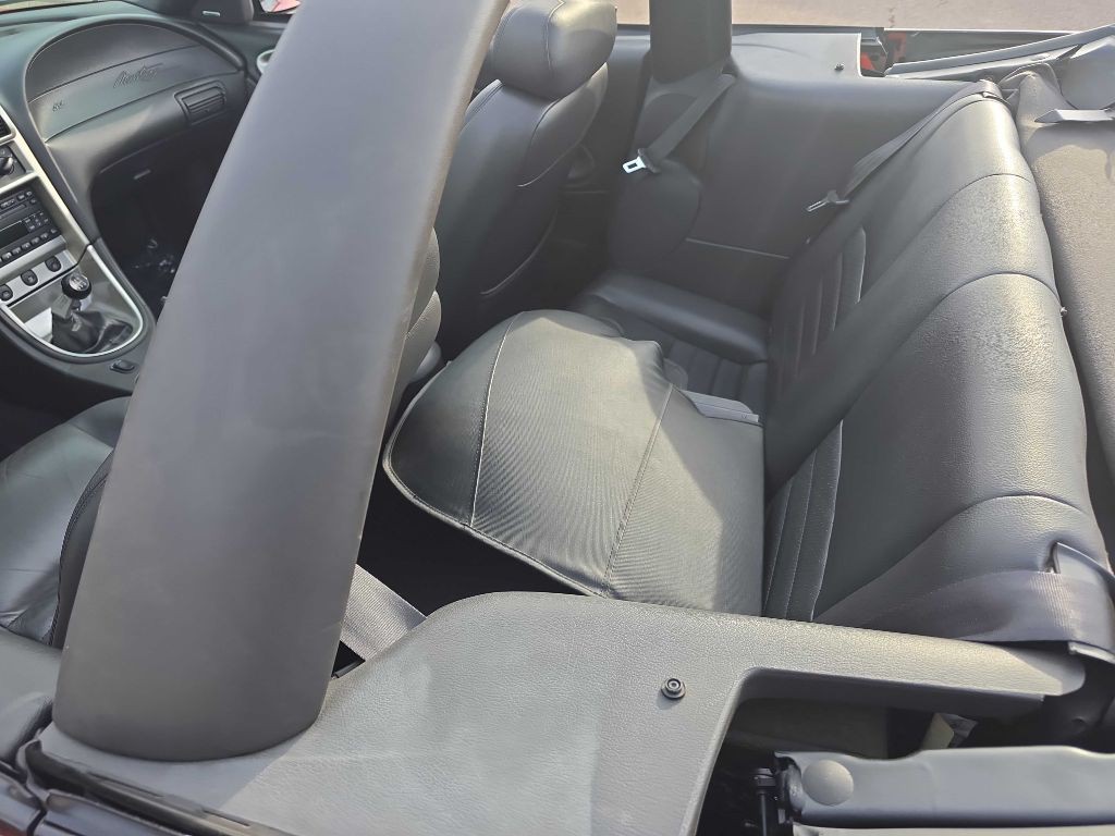 2004 Ford Mustang Image 32