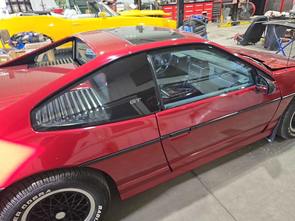 1988 Pontiac Fiero Image 9