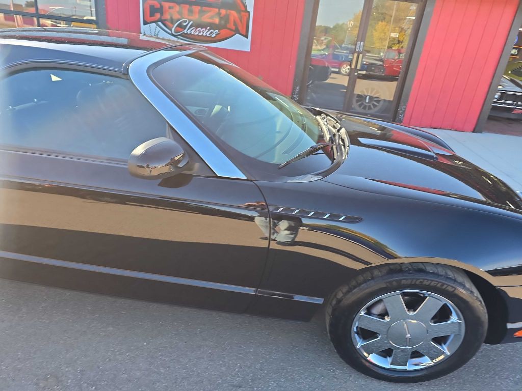 2002 Ford Thunderbird Image 25