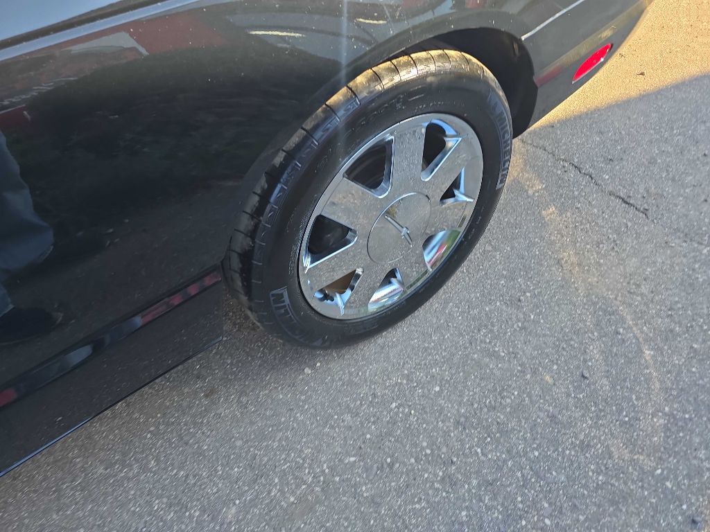 2002 Ford Thunderbird Image 32