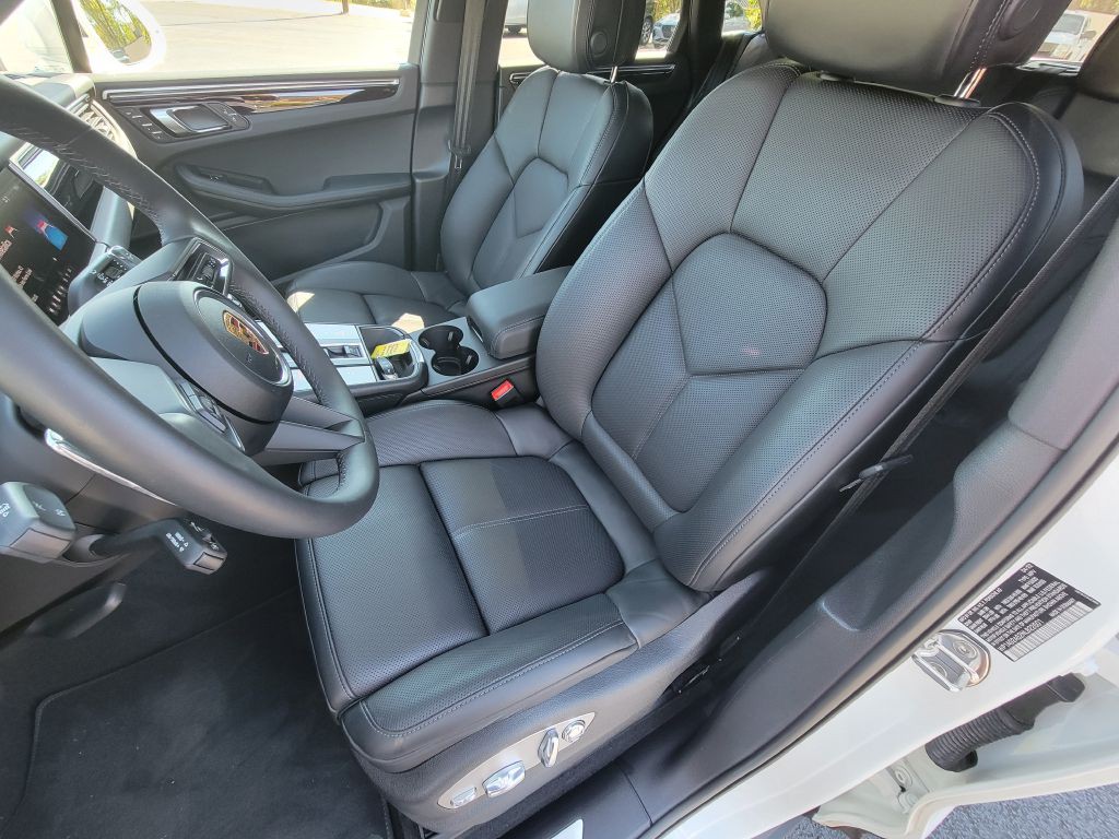 2022 Porsche Macan Image 16