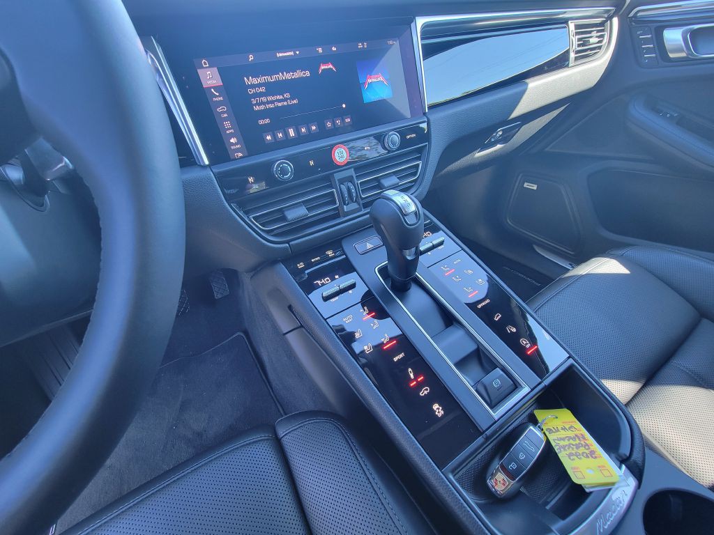 2022 Porsche Macan Image 23
