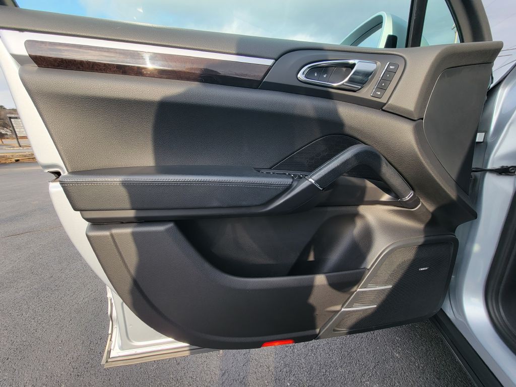 2016 Porsche Cayenne Image 24