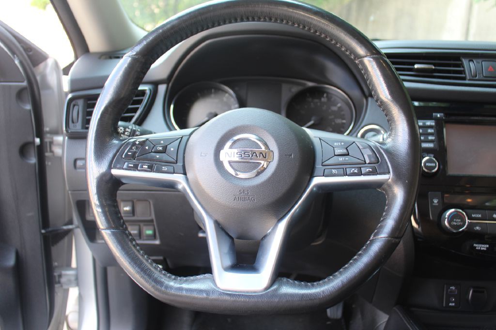 2017 Nissan Rogue Image 16