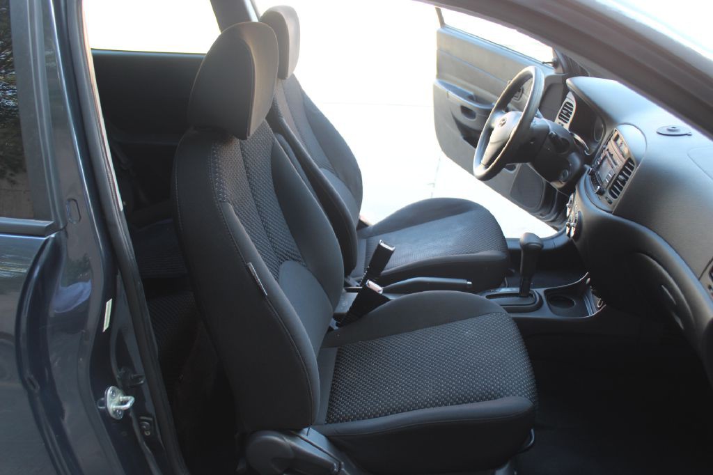 2011 Hyundai Accent Image 7