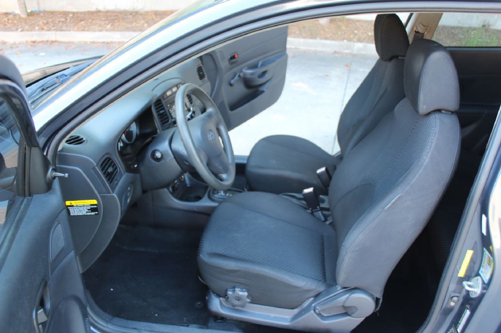 2011 Hyundai Accent Image 9