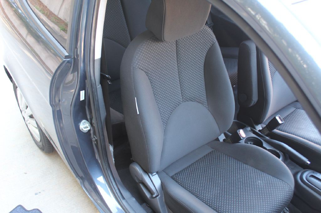 2011 Hyundai Accent Image 11