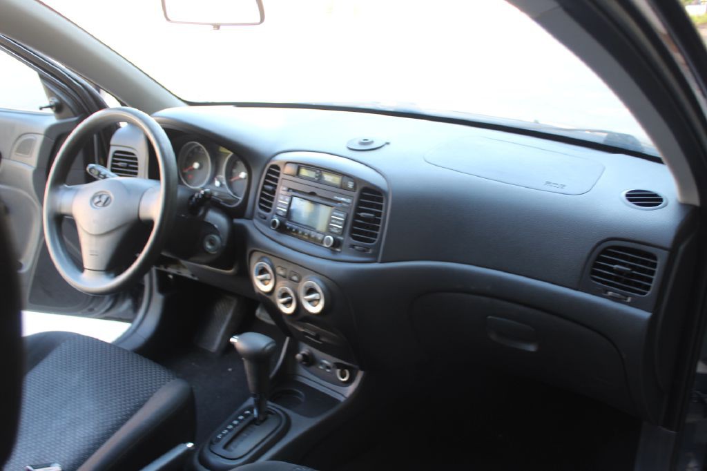 2011 Hyundai Accent Image 12