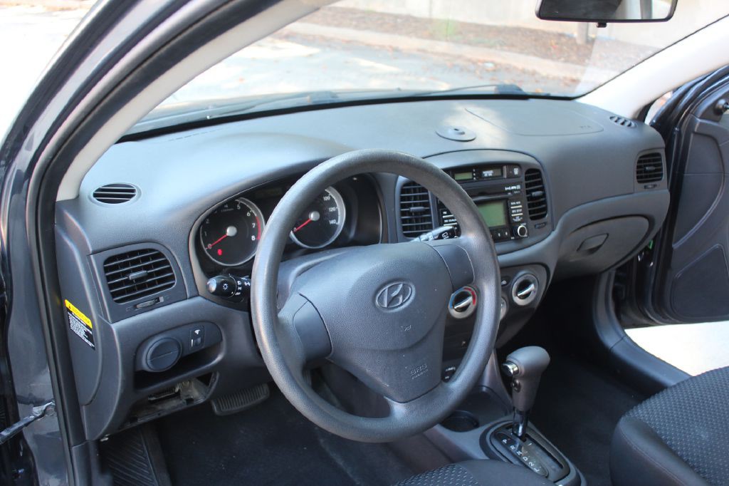 2011 Hyundai Accent Image 13