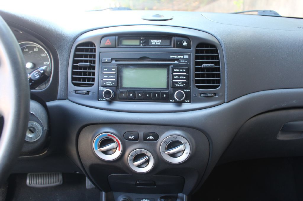 2011 Hyundai Accent Image 15