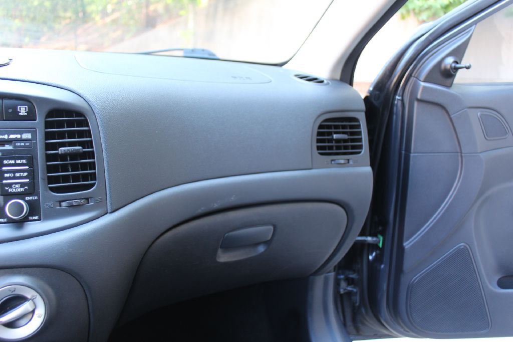 2011 Hyundai Accent Image 16