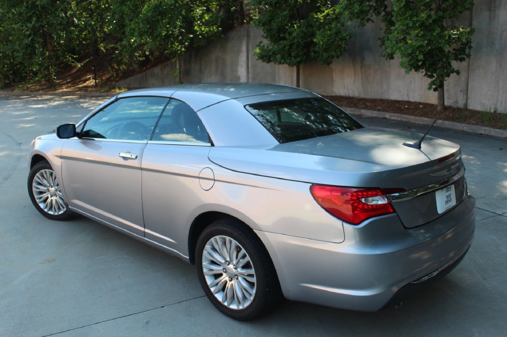 2014 Chrysler 200 Image 9