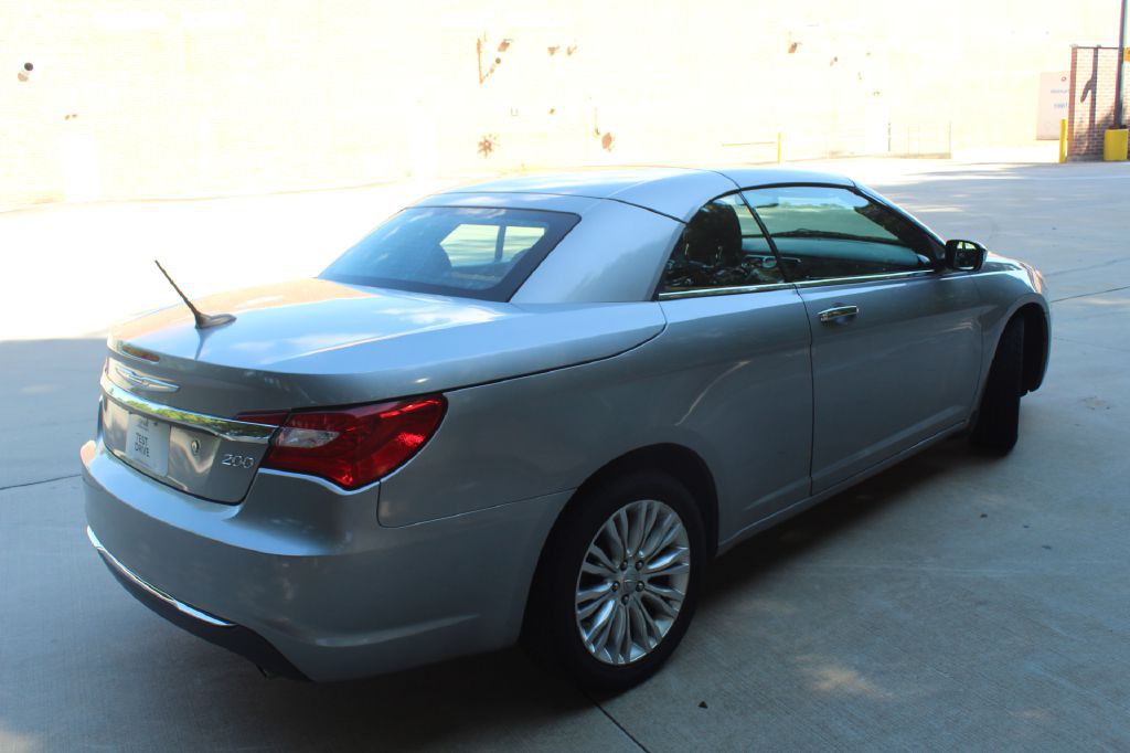 2014 Chrysler 200 Image 11