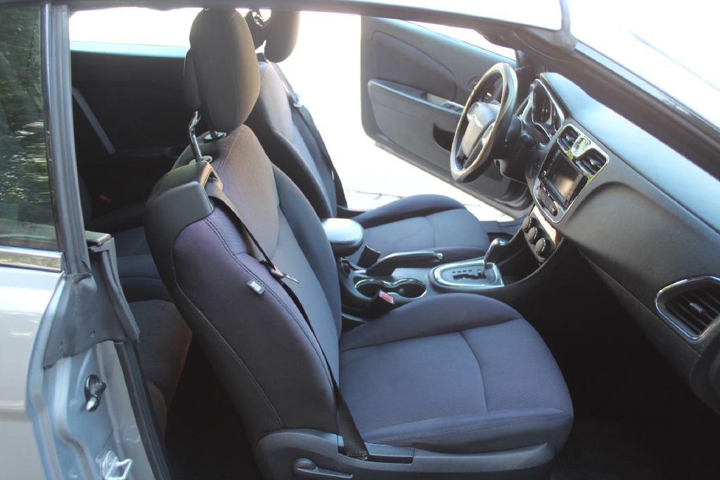2014 Chrysler 200 Image 13