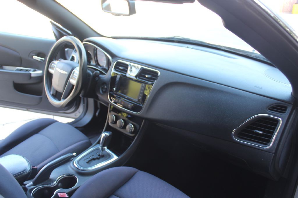2014 Chrysler 200 Image 19