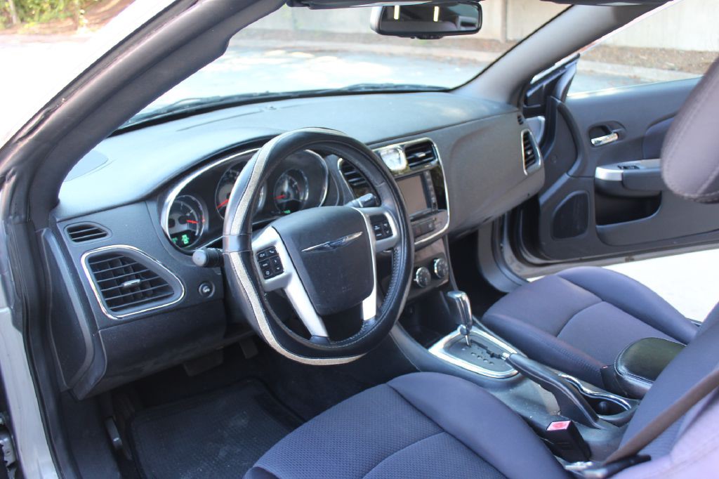 2014 Chrysler 200 Image 20