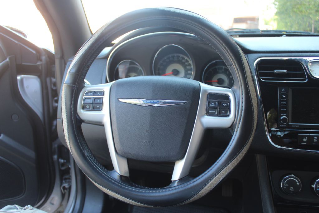 2014 Chrysler 200 Image 21