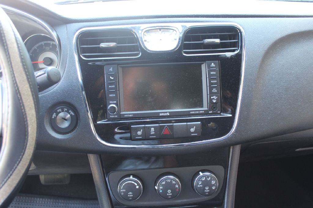 2014 Chrysler 200 Image 22