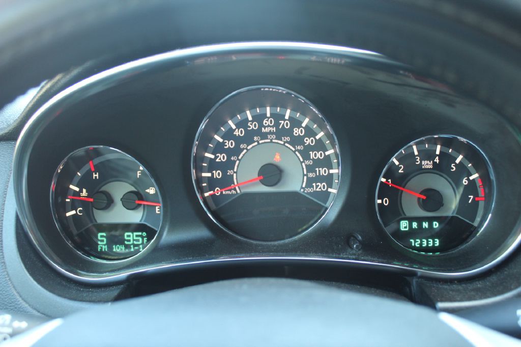 2014 Chrysler 200 Image 25