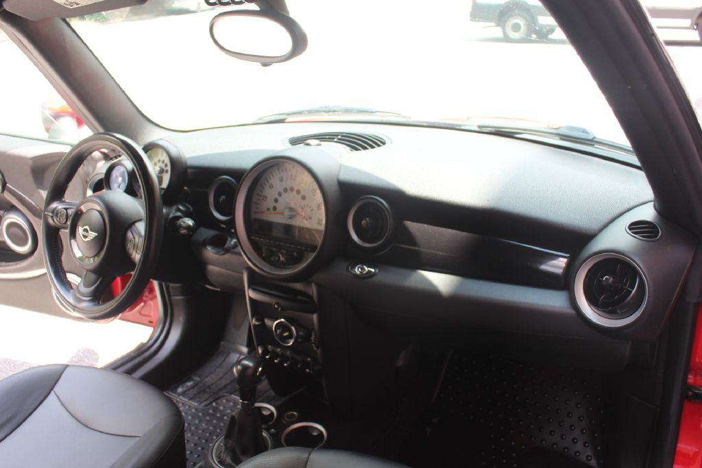 2011 MINI Cooper Image 19