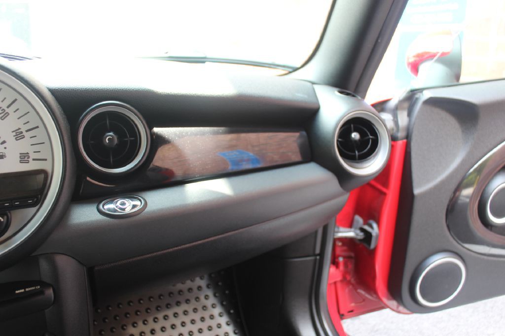 2011 MINI Cooper Image 23