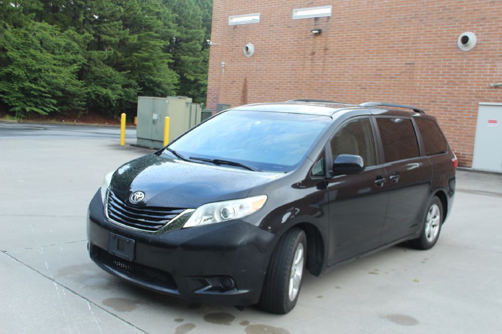 2015 Toyota Sienna Image 2