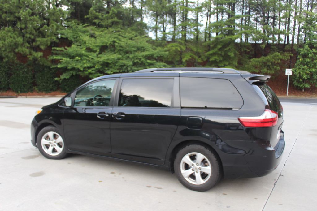 2015 Toyota Sienna Image 3