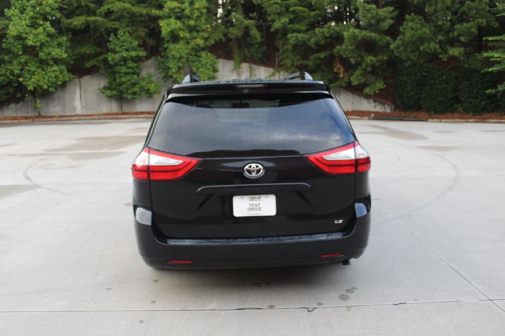 2015 Toyota Sienna Image 4