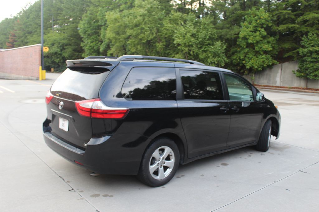 2015 Toyota Sienna Image 5