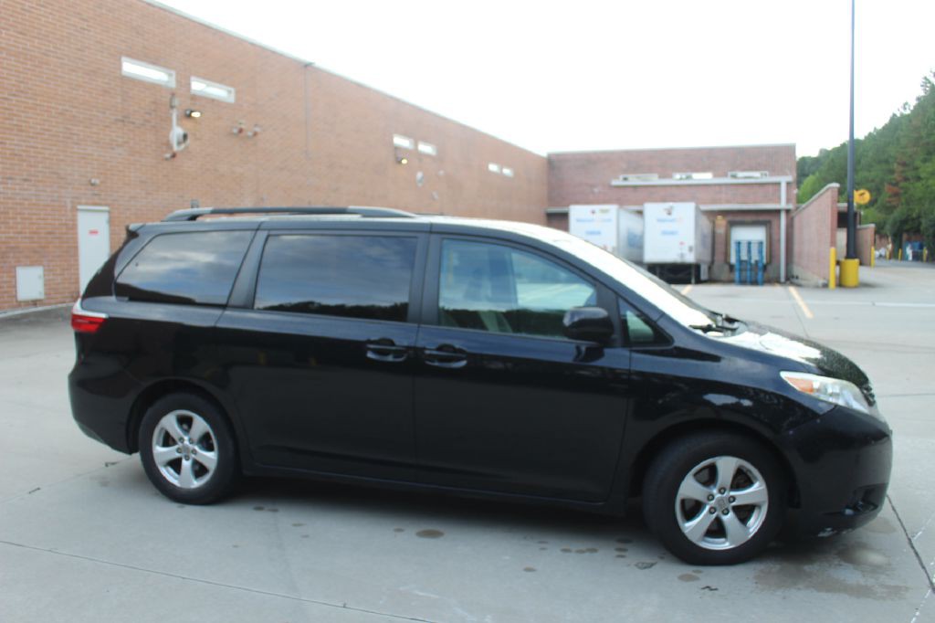 2015 Toyota Sienna Image 6