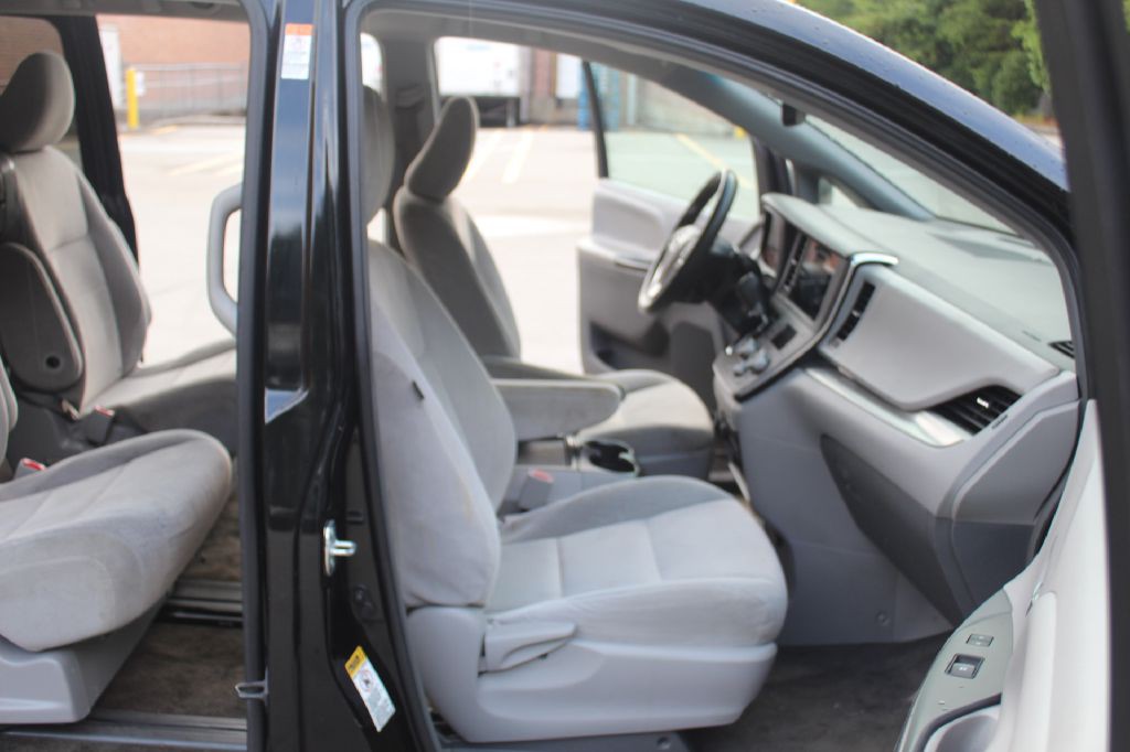 2015 Toyota Sienna Image 7