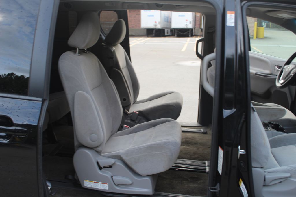 2015 Toyota Sienna Image 8