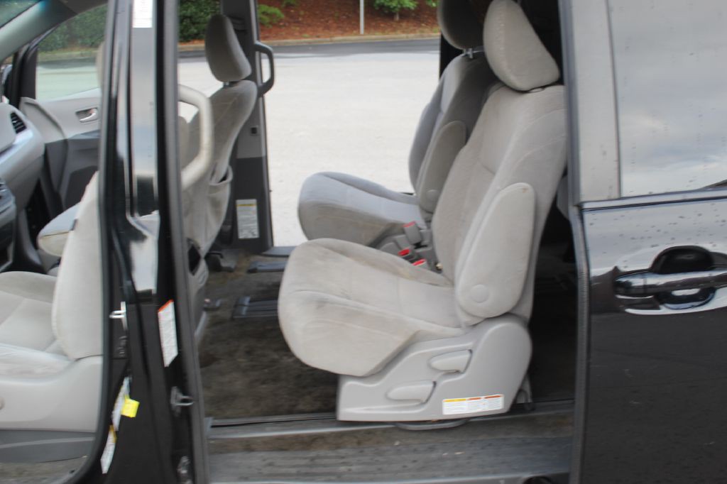 2015 Toyota Sienna Image 9