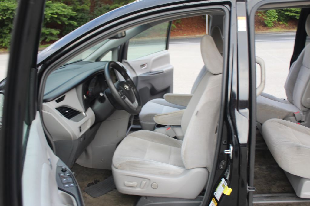 2015 Toyota Sienna Image 10