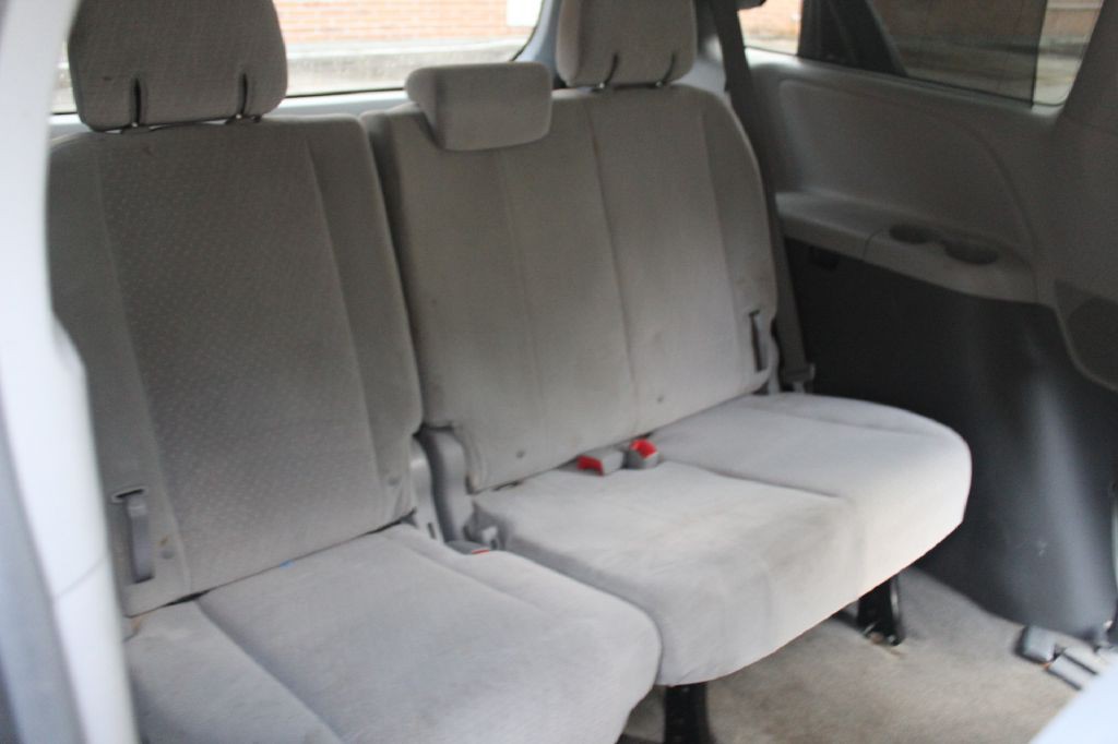 2015 Toyota Sienna Image 11