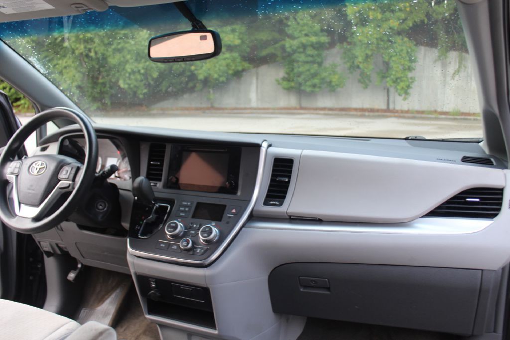 2015 Toyota Sienna Image 12