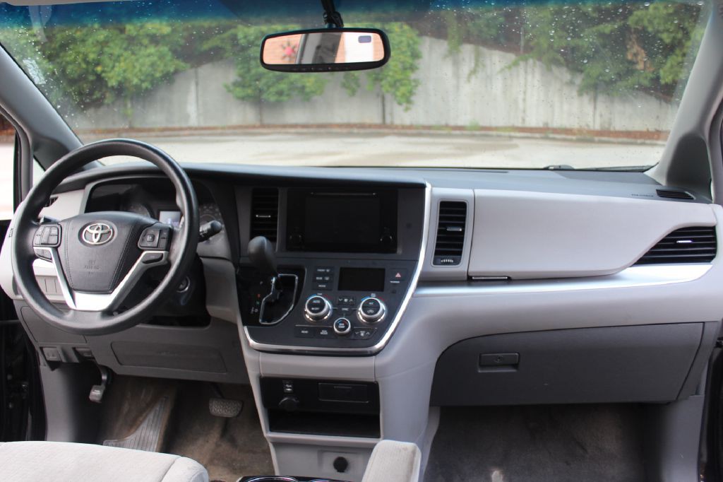 2015 Toyota Sienna Image 13