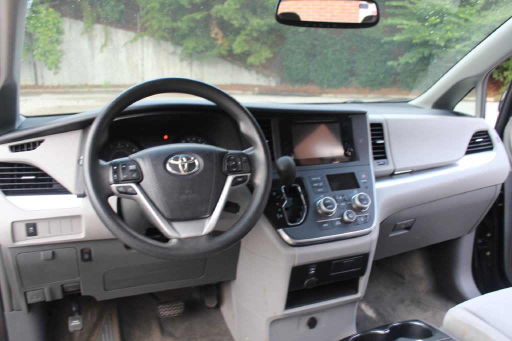 2015 Toyota Sienna Image 14