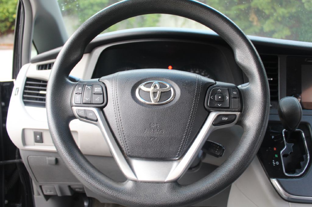2015 Toyota Sienna Image 15