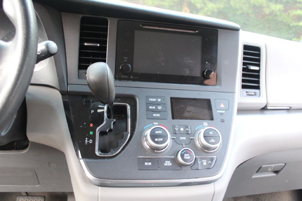 2015 Toyota Sienna Image 16
