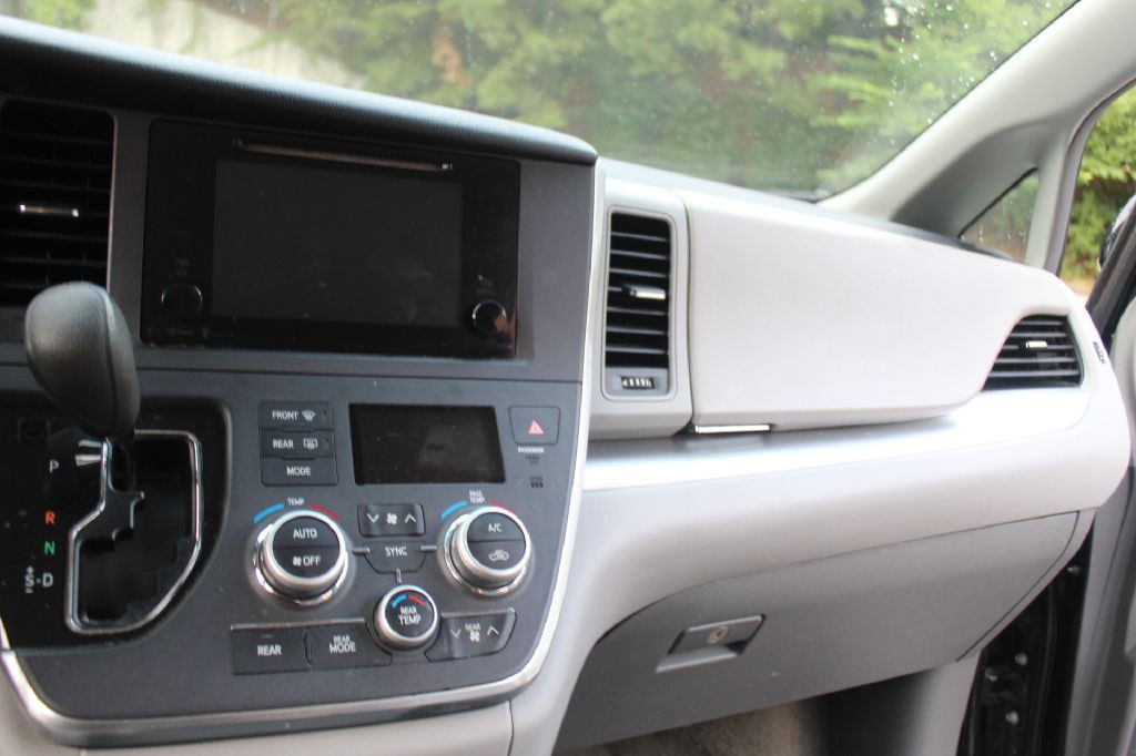 2015 Toyota Sienna Image 17