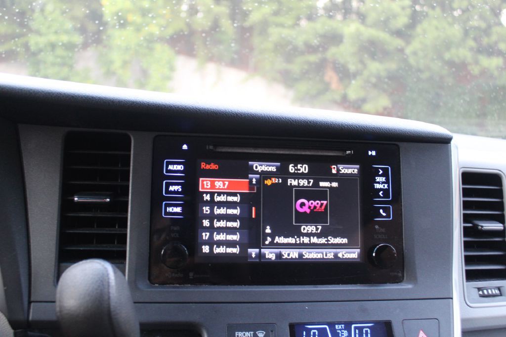 2015 Toyota Sienna Image 21