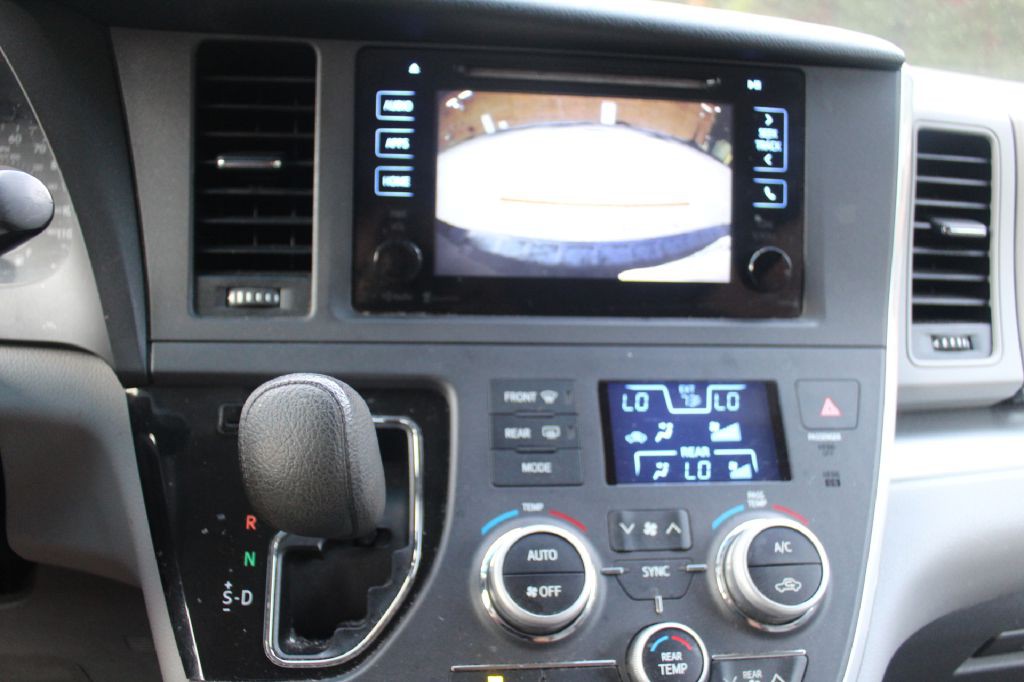2015 Toyota Sienna Image 22