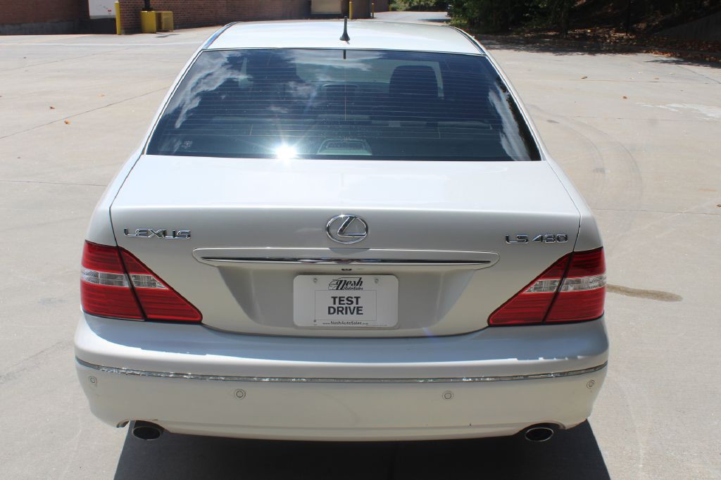 2005 Lexus LS Image 4